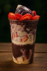 Copo de açaí com morango e leite condensado 