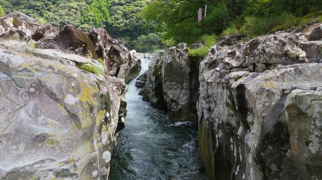 Aerial view of Takinohai, a natural monument with pothole rock formations along the Kozagawa tributary, Nanki Kumano Geopark, Kozagawa, Wakayama, Japan　「南紀熊野ジオパーク 古座川支流に広がる天然記念物・滝の拝の空撮」和歌山県古座川町	