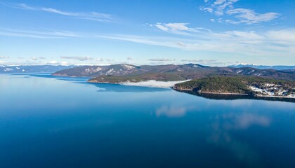 Obraz premium Scenic lake vista on a clear winter day