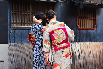 着物を着て京都を旅する女友達