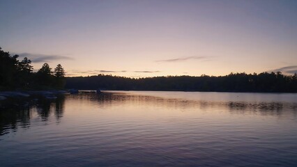 Obraz premium Sunset Over Calm Lake with Colorful Sky