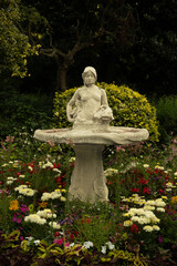 Obraz premium statue in a garden