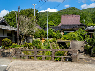 川が流れる里山の風景