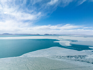 Naklejka premium Beautiful frozen lake landscape in tibet, China