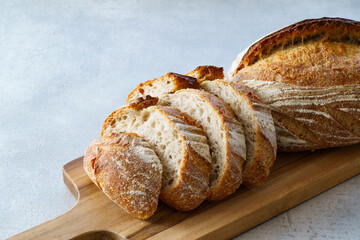 カットされてカッティングボードに置かれたパン