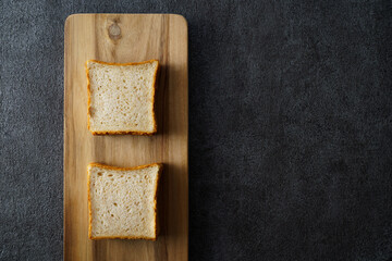 カッティングボードに置かれた全粒粉入り食パン