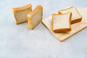 テーブルに置かれた全粒粉入り食パン