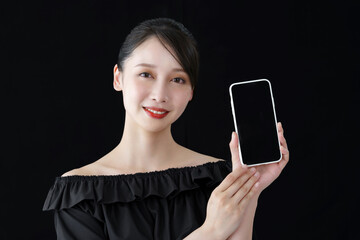 スマートフォンを持つ女性