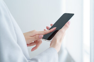 スマートフォンを手にする女性