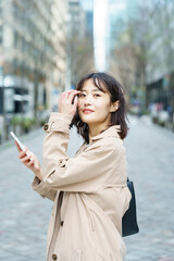 Fototapeta premium ビジネス街を歩く女性