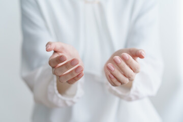 女性の手元