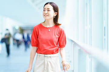 オフィス街を通勤中の女性