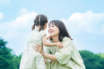 公園でハグする親子