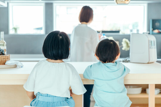 ダイニングで食事を待つ子どもたち