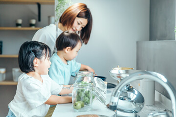 キッチンで料理する親子