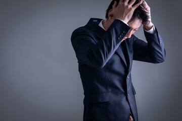 頭を抱える男性　ビジネス