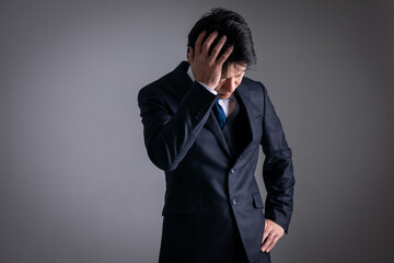 体調不良の男性　ビジネスマン