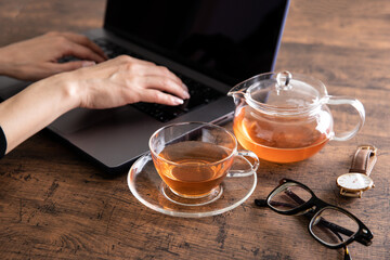 パソコンを打つ女性の手