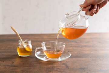 ティーカップに注がれる紅茶