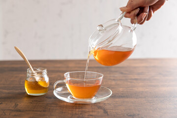 ティーカップに注がれる紅茶
