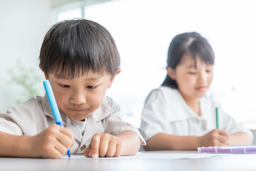 お絵描きをする子供