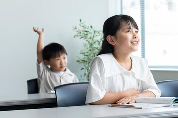 Obraz premium 授業中に手を挙げる生徒