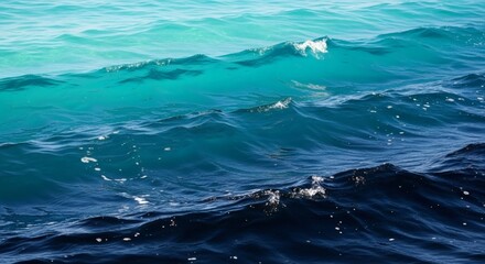 Naklejka premium Deep blue ocean waves under a bright sky