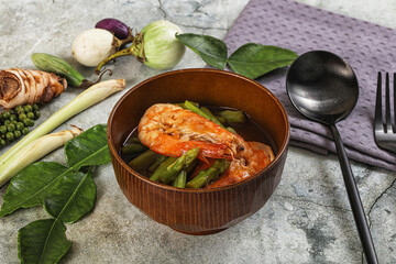 Prawn with asparagus and spices