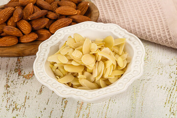 Sliced almond nut for culinary