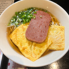 スパムと卵焼きの沖縄そばアップ写真