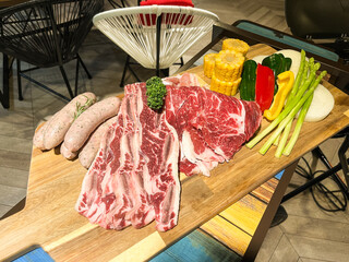 バーベキュー用の肉と野菜の盛り合わせ