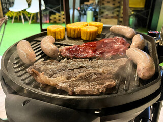 バーベキューで肉や野菜が焼かれている様子