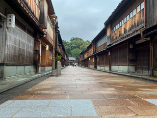 石畳の東茶屋街・雨上がりの静けさに包まれた伝統的な町並み