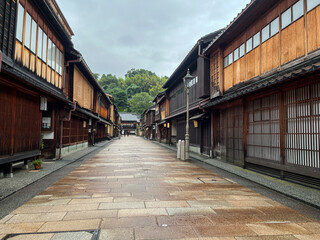 雨上がりの静けさに包まれた東茶屋街の町並み（金沢の観光名所）
