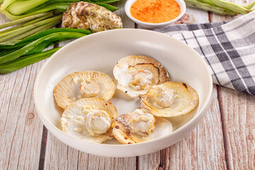 Grilled scallops with cream cheese