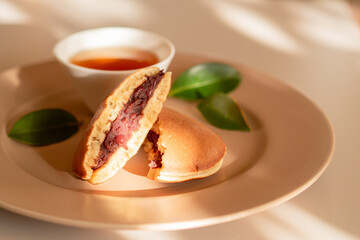 皿に盛り付けされたどら焼き (断面)