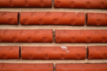 볼록한 디자인이 들어간 붉은 벽돌