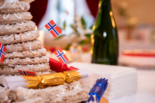 Wreath cake &laquo;kransekake&raquo; with Norwegian flags
