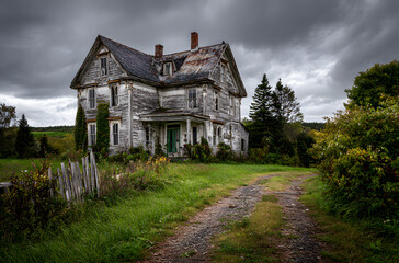 Obraz premium Creepy haunted bandoned house in rural Nova Scotia