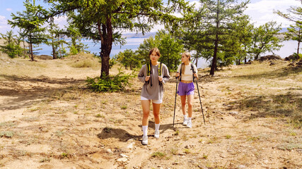 Fototapeta premium Hikers exploring a scenic trail near the lake on a sunny day