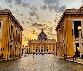 Fototapeta premium St. Peter's Square and St. Peter's Basilica in the Vatican