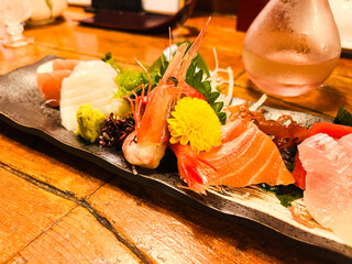 日本の居酒屋・新鮮な刺身盛り合わせと金沢の地酒を楽しむひととき