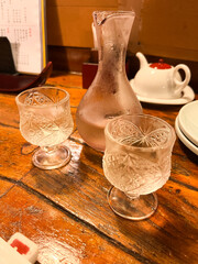 金沢の居酒屋で楽しむ冷酒と伝統的な酒器