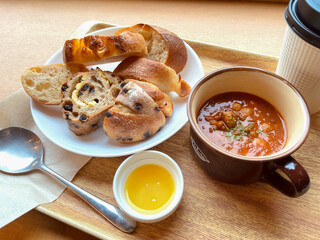 バゲットと豆スープのカフェ朝食セット