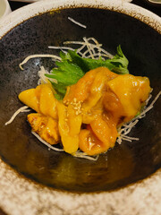 石巻名産ホヤの刺し身（別角度）