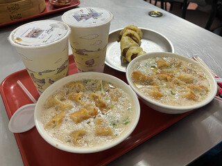 台湾の朝食「鹹豆漿」と紅茶ドリンクのセット