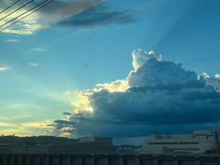 新幹線の車窓から見た夕暮れの積乱雲と光芒