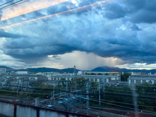 新幹線の車窓から見た夕方のゲリラ豪雨と積乱雲