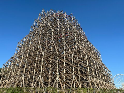 Największym i najbardziej ekstremalnym rollercoasterem w Energylandii jest Zadra.