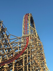 Największym i najbardziej ekstremalnym rollercoasterem w Energylandii jest Zadra.